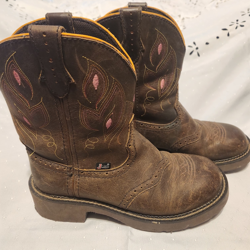 Justin Boots Brown Heeled Boots - Picture 3 of 6